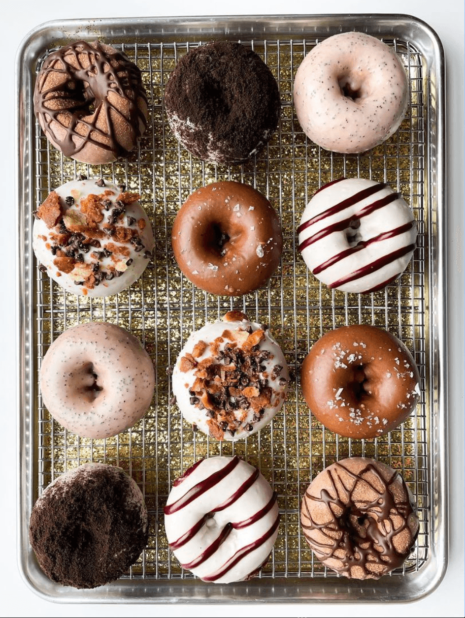 <b>Federal Donuts </b>
<br>Sitio web: 
<a href="https://www.federaldonuts.com">https://www.federaldonuts.com</a> 
<br>
<br>Aunque no habrá un descuento especial, contarán con sabores especiales por tiempo limitado como Chocolate Cookies n’ Cream, Lemon Poppy, Cannoli, Churro, Blueberry Vanilla Bean y Chocoate Sea Salt.