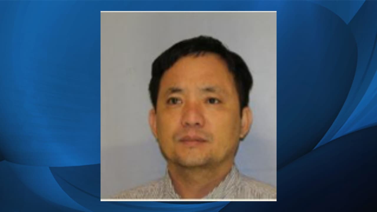 Tuan Le Khac, de 39 años y residente de Buford, fue arrestado y acusado de procesamiento de marihuana, posesión de marihuana con la intención de distribución, y de posesión de marihuana.