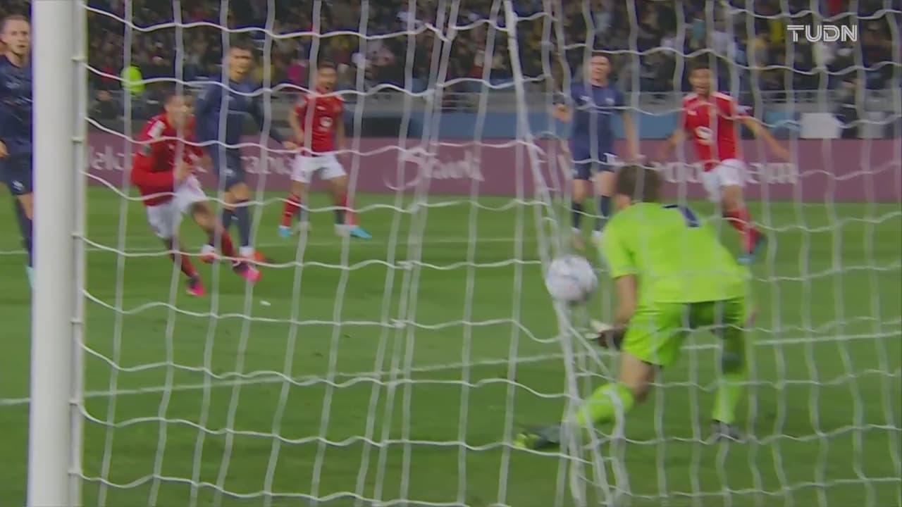 ¡Tiro fácil para el portero! Radwan pone a prueba a Tracey