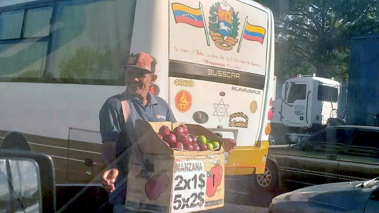 Venta ambulante de manzanas en dólares en autopista venezolana. 3 de enero de 2020.