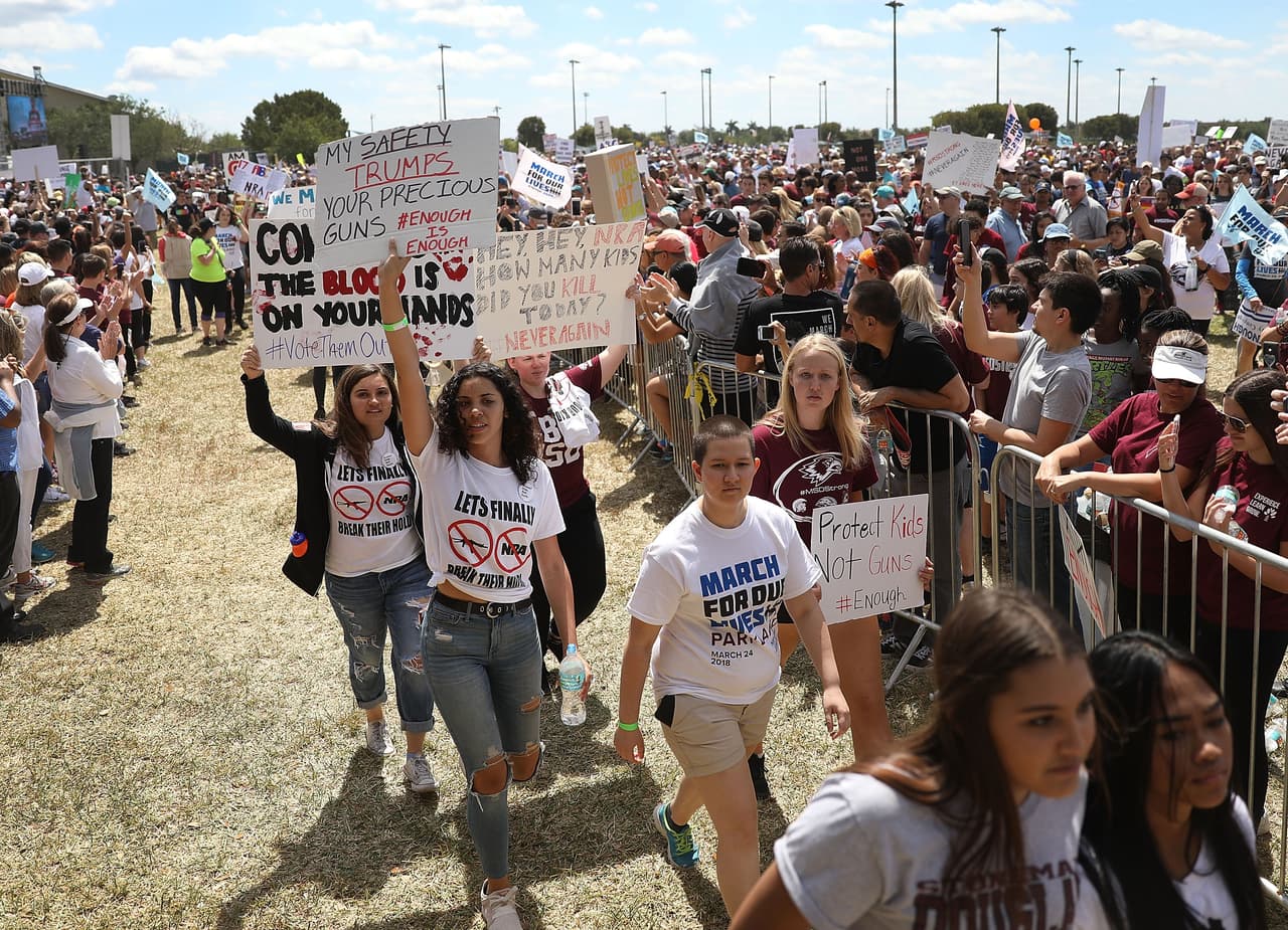 Parkland, Florida. Manifestantes en una caminata desde el parque Pine Trails hasta la secundaria Marjory Stoneman Douglas.