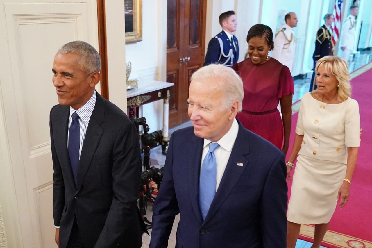 El expresidente Barack Obama y el presidente Joe Biden, seguidos por la ex primera dama Michelle Obama y la primera dama Jill Biden, llegan a 
<a href="https://www.univision.com/noticias/politica/obama-en-la-casa-blanca-retrato-barack-y-michelle-obama">la ceremonia para revelar los retratos oficiales de la Casa Blanca de los Obama</a>, en el Salón Este de la Casa Blanca, el 7 de septiembre de 2022.