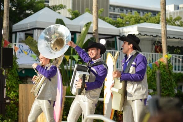 Juanes, Calibre 50 y Chino y Nacho