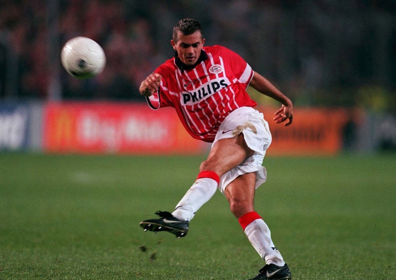 Phillip Cocu estuvo con PSV Eindhoven de 1995 a 1998 y con este equipo ganó el reconocimiento para llegar a la selección de Holanda, semifinalista del mundial en 1998.