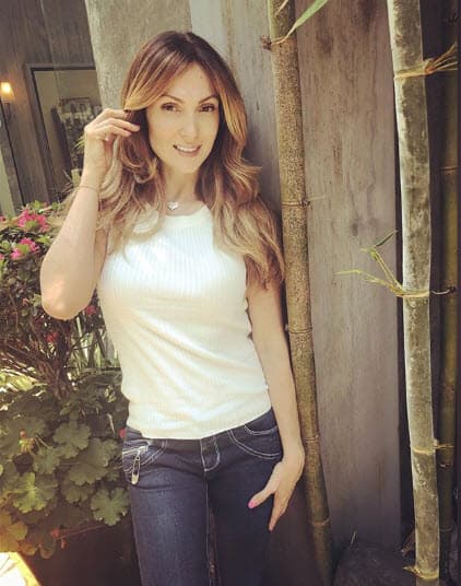 La actriz también reveló que a su novio no le desagrada de ninguna manera que ella sea artista de televisión e incluso la ha acompañado a los foros de grabación.