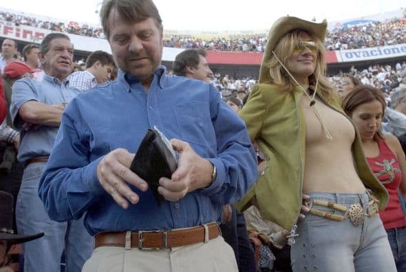 La periodista y conductora de televisión, Adela Micha, tuvo una relación con el político Jorge Castañeda, quien fuera ex canciller. Después de un tiempo terminaron por común acuerdo.