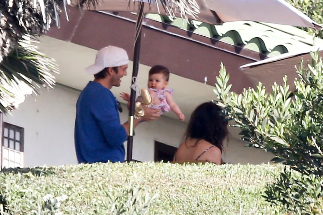 Ashton siempre aparece con ella en brazos.