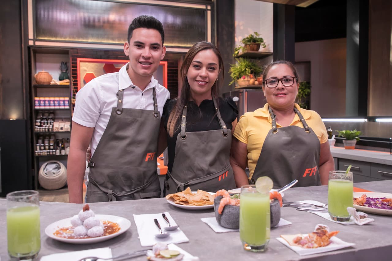 Los Wong arrancaron la competencia cantando, bailando y preparando camarones al coco, ceviche de camarón al chile de árbol y besitos de nuez. El chef Carlos llamó su atención por no refrigerar el ceviche y por no esforzarse. Esto los llevó a un segundo reto.