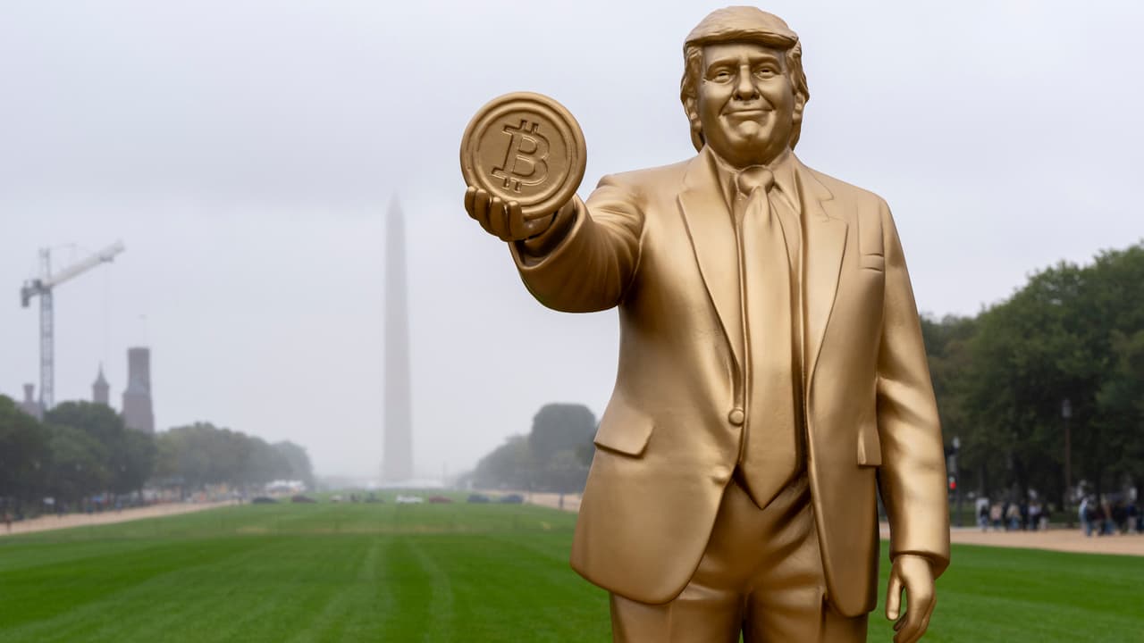 Trump dorado con Bitcoin aparece en el National Mall en medio de tensión con la Fed