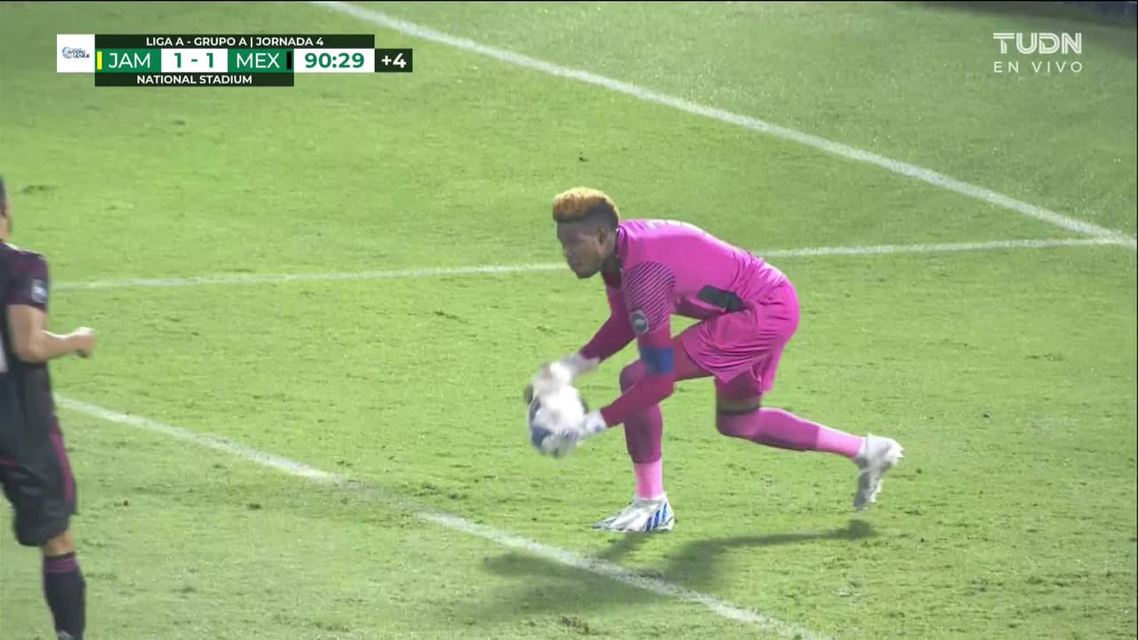 ¡TIRO ATAJADO! disparo por Uriel Antuna.