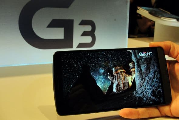 3. LG G3. También con una pantalla grande, cuenta con un cargador inalámbrico, además de que presenta Knock Code, el equivalente al lector de huellas en modelos como los más recientes iPhones.