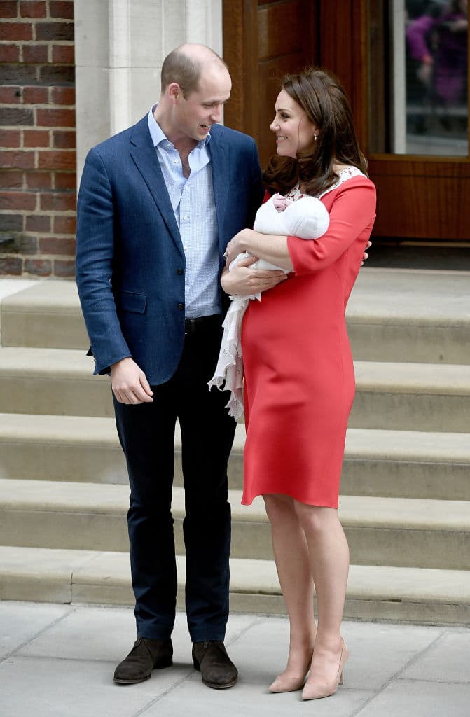 Mientras que los duques de Cambdridge posaban para las fotografías en las escaleras del hospital, intercambiaron algunas frases que fueron reveladas por el portal 
<a href="https://www.mirror.co.uk/">Mirror</a>.