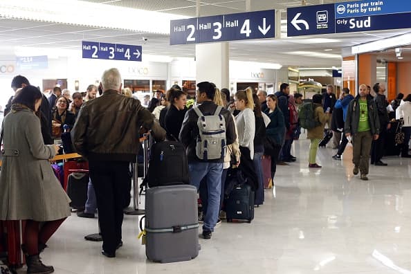 Filas y demoras por falla de computadoras en aeropuertos de EEUU 