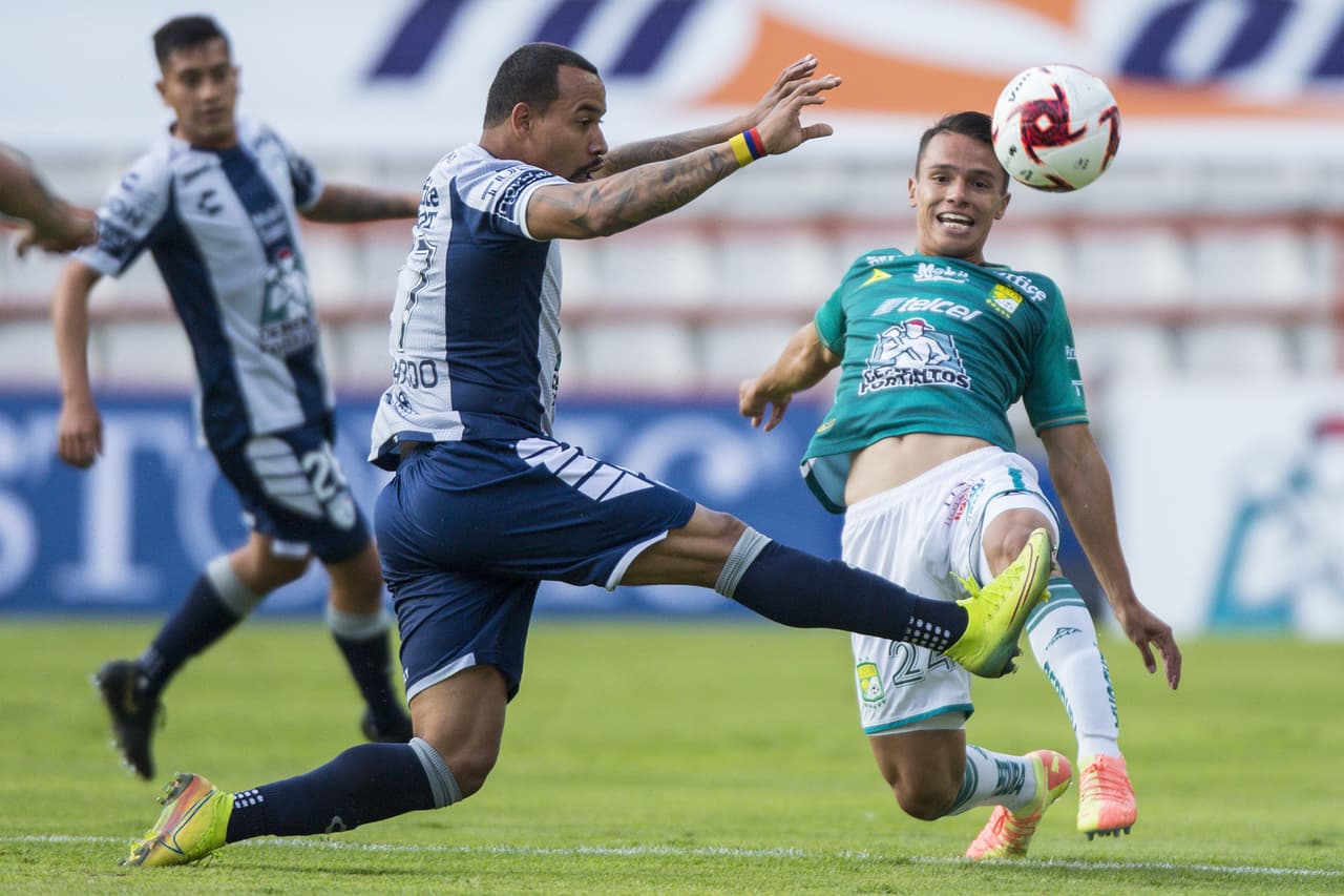 Felipe Pardo es un dolor de cabeza para la defensa del León, pero el delantero no ha tomado buenas decisiónes en el últio momento.