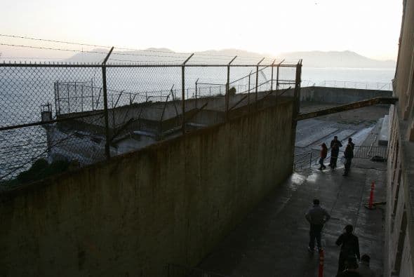 Debido a su aislamiento desde el exterior por las frías, fuertes y peligrosas corrientes de agua de la Bahía, Alcatraz se utilizó para albergar a los prisioneros de la guerra civil en 1861. Sin embargo más de un prisionero logró escapar.
