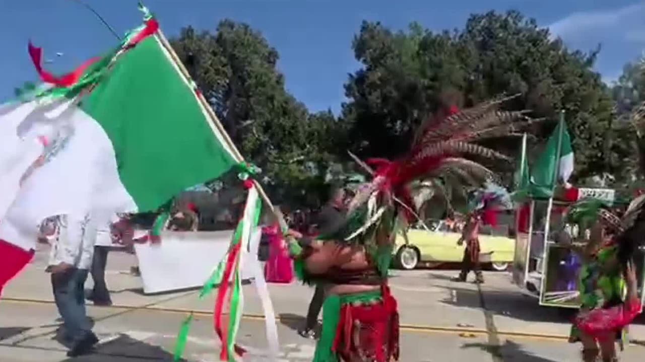 Desfile por la Independencia de México se celebra en grande en Los Ángeles por vez 77