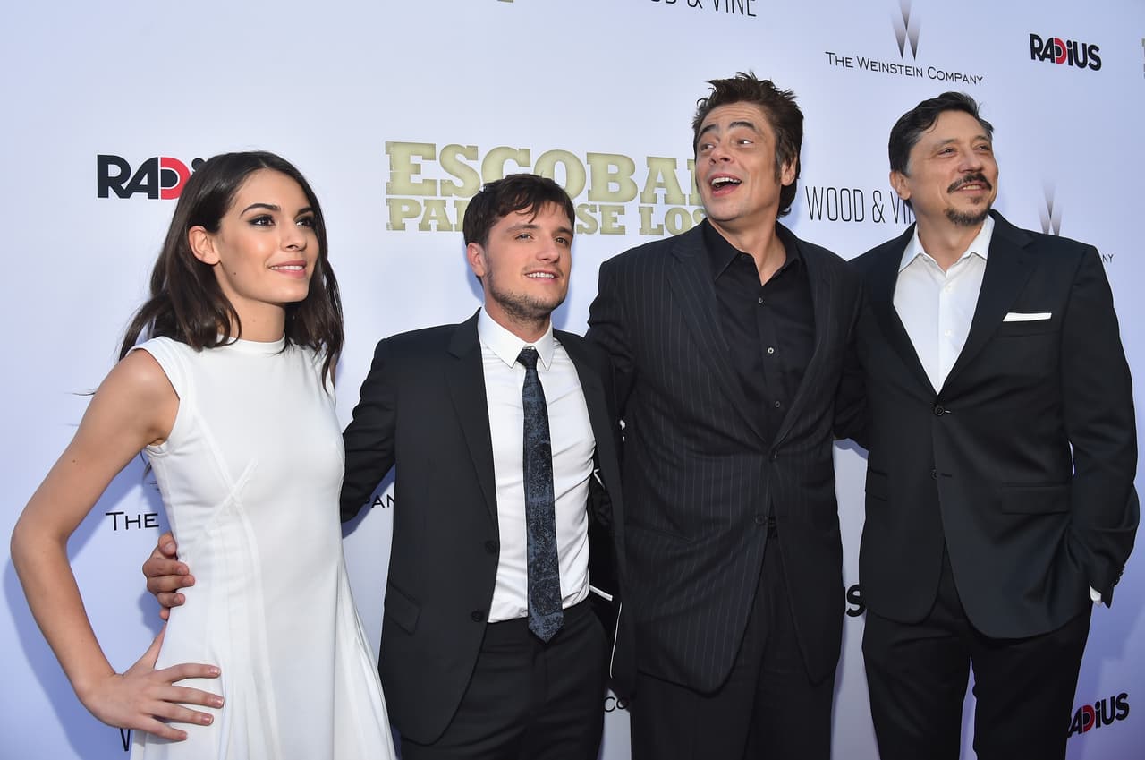 Josh Hutcherson yClaudia Traisac junto a Benicio del Toro.