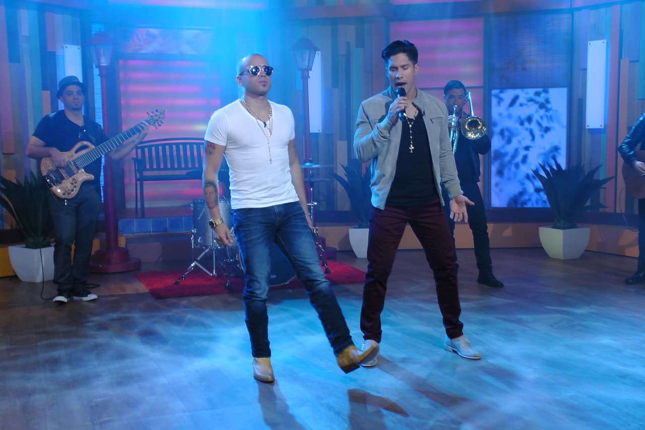 Esta canción la dedicaron a todas aquellas personas que están enamoradas ¡qué románticos!