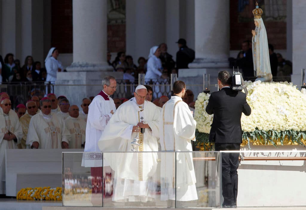 Al final de la misa, las dos reliquias dejarán el altar siguiendo la procesión con la imagen de Fátima hasta la capilla de las apariciones, donde quedarán expuestas durante todo el día.