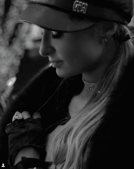 Desde ese momento, Paris lleva con orgullo el anillo de 20 kilates y ha descrito la relación con Chris como un "
<b>sueño hecho realidad</b>".