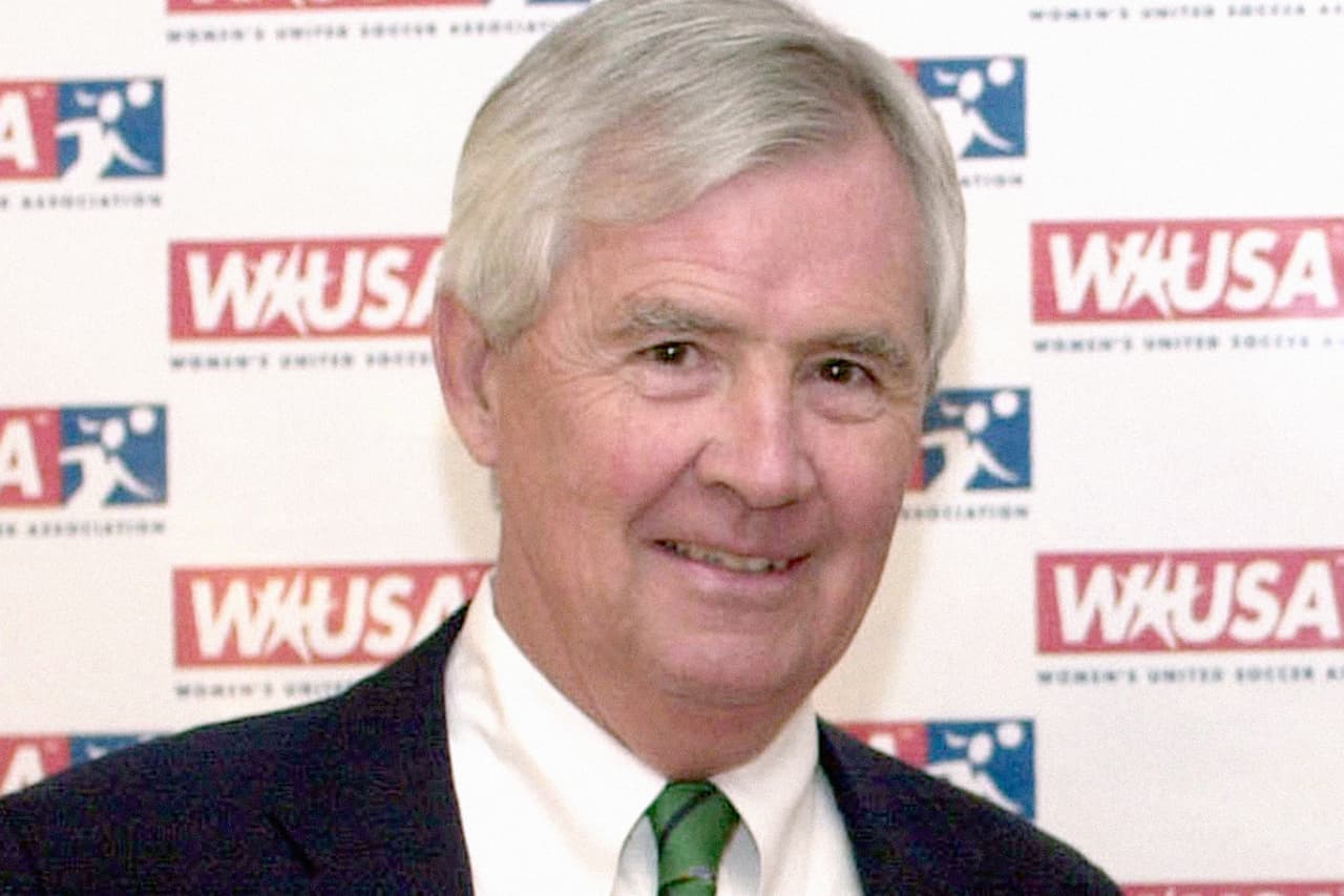 <b>Puesto 12. Amos Hostetter Jr.</b>
<br>
<br>Donaciones de por vida: 1,200 millones de dólares.
<br>
<br>Porcentaje del patrimonio neto donado: 25%.
<br>
<br>Patrimonio neto: 3,600 millones de dólares.
<br>
<br>Enfoque de sus aportes: artes, clima y educación.
<br>
<br>El pionero de la televisión por cable hace sus donaciones a través de la Fundación Barr, que fundó en 1987 junto a su esposa Barbara. Fue uno de los principales patrocinadores financieros del 
<i>Lincoln Project</i>, una iniciativa de varios miembros del partido Republicano que trabajó contra la reelección de Donald Trump.
<br>