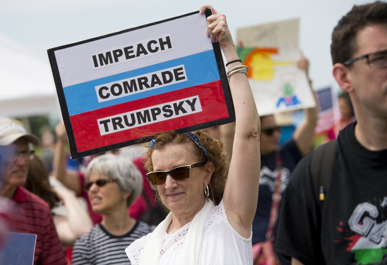<b>"Juicio político al camarada Trumpsky"</b>, dice el
<b> </b>cartel de la manifestante en Washington, DC.
<b> </b>Con mayor o menor convocatoria, las marchas se llevan a cabo en decenas de ciudades de todo el país.