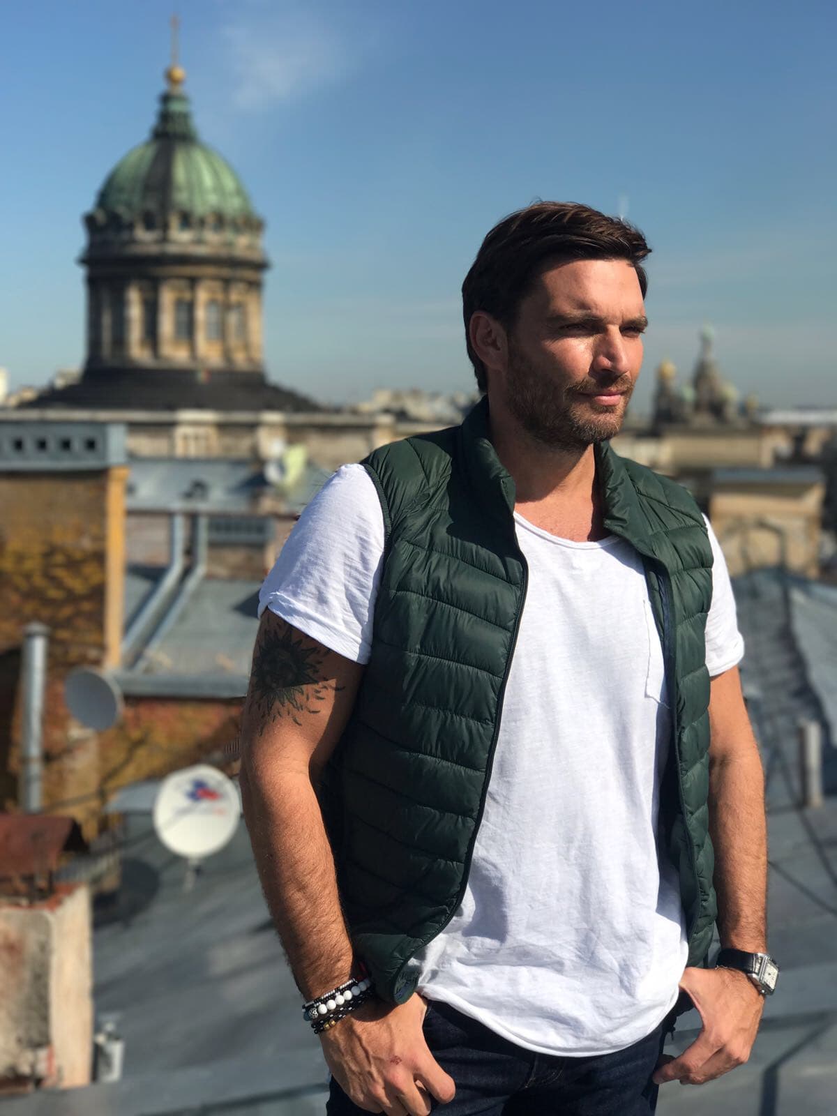 Julián Gil está listo para encontrar el amor y viajó hasta Rusia para probar suerte.