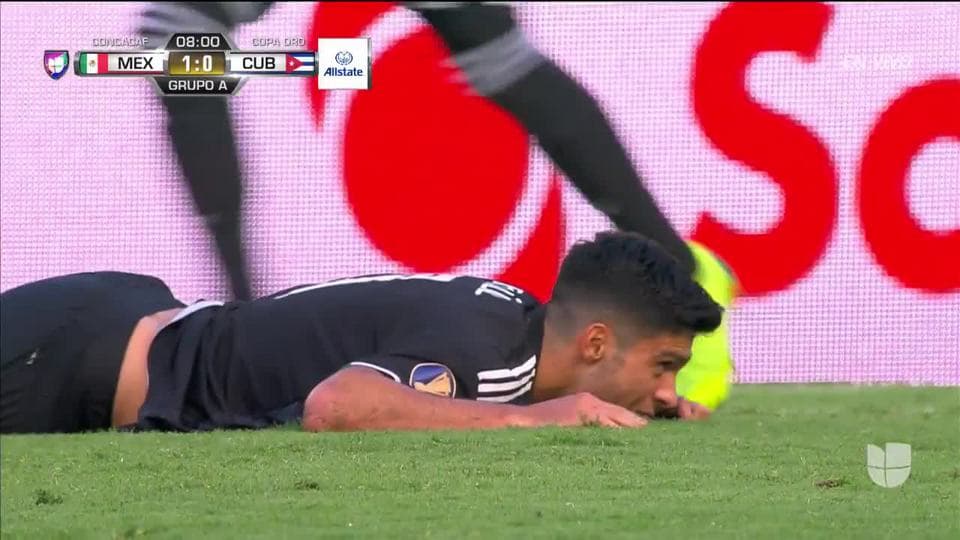 Tiro desviado de Raúl Jiménez