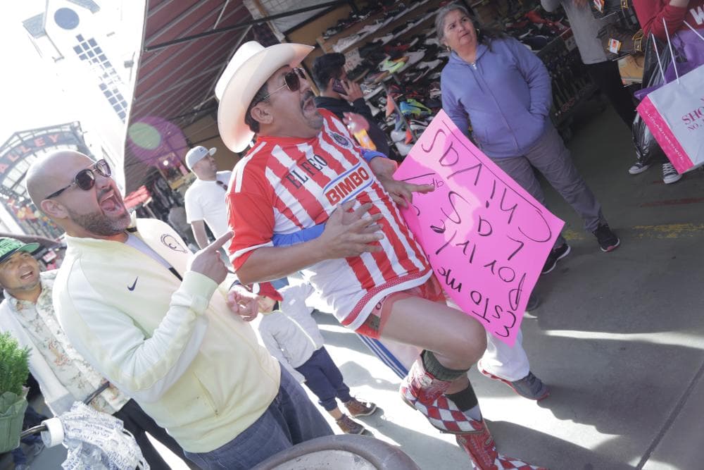 Y hasta lo hemos visto por los callejones de Los Ángeles con la playera bien puesta, en boxers, botas, sombrero y un letrero con la leyenda “esto me pasa por irle a las Chivas”.