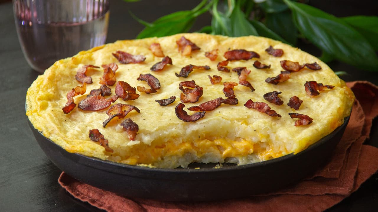 Puré de papa relleno de  queso y tocino (gratinado y muy cremoso)