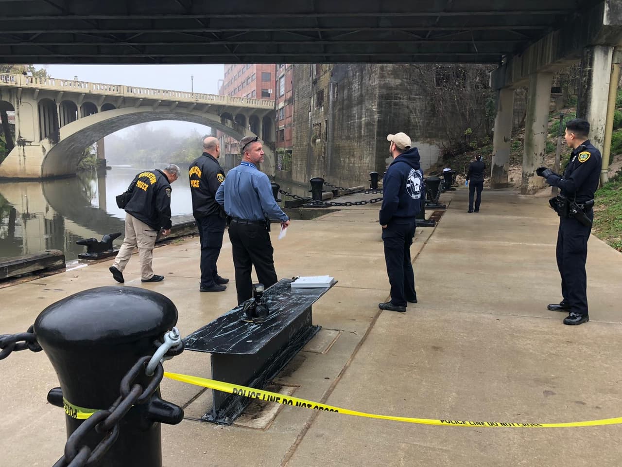 Detectives de la División de Homicidios de la Policía de Houston fueron despachados a la cuadra 1000 de la calle Commerce, cerca de la intersección con San Jacinto St, en el centro de la ciudad tras el reporte de un cuerpo flotando en el arroyo Buffalo. “Hemos recuperado el cuerpo, pero no tenemos más información de este caso hasta ahora. La investigación está en curso”, se lee en un tuit de la agencia.