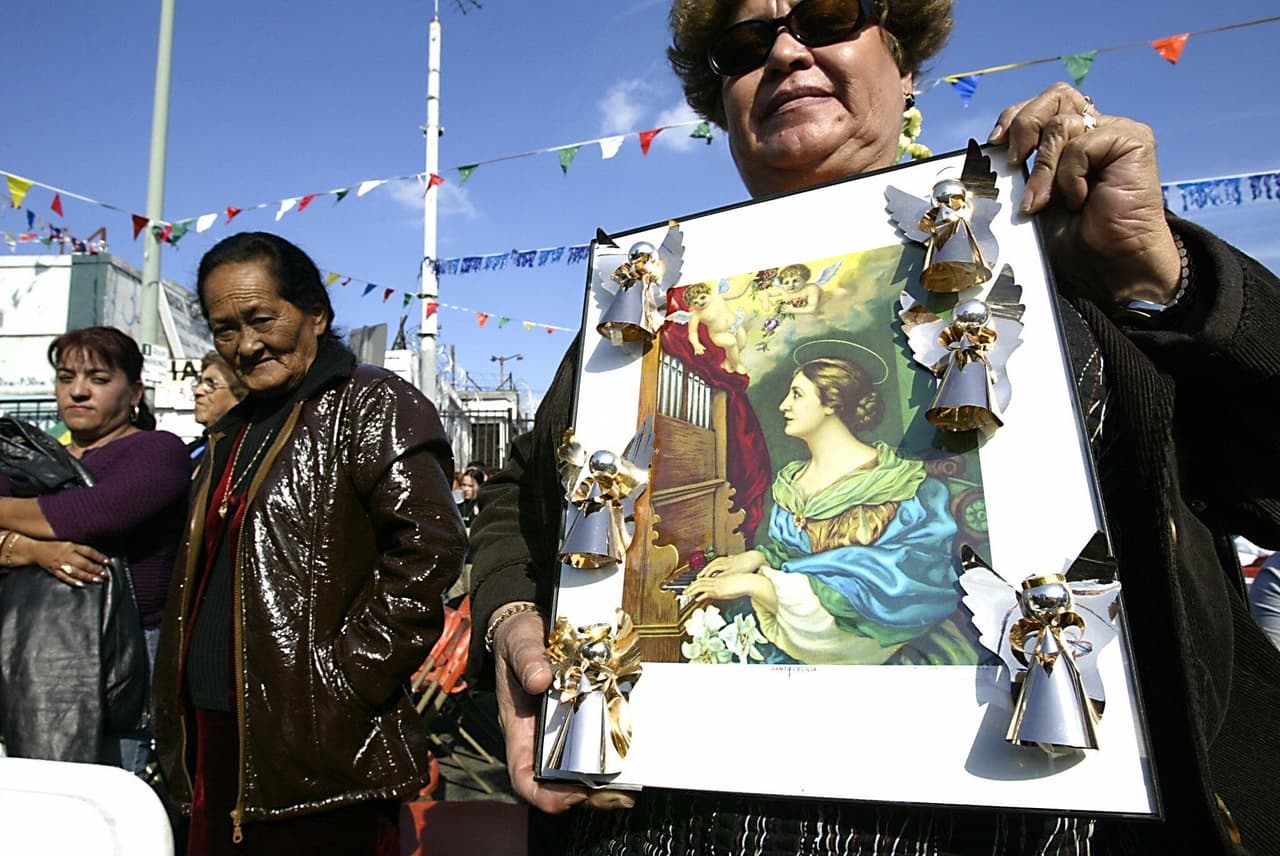 De cualquier manera, pasaron más de mil años para que Cecilia fuera declarada Santa y también proclamada patrona de la música. Fue en 1594 cuando el papa Gregorio XIII la canonizó y le dio oficialmente el nombramiento que mantiene hasta la actualidad.