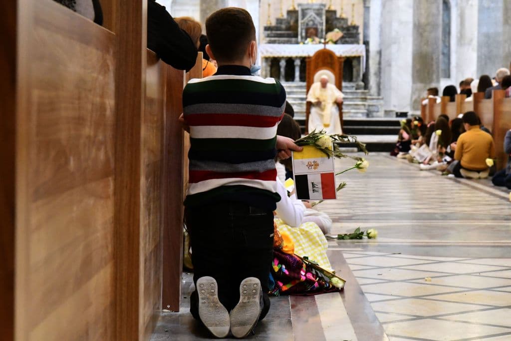 A unas 18 millas (30 km) de Mosul, en la villa de Qaraqosh, predominantemente cristiana, el Papa habló y dirigió una oración desde el trono de la iglesia siríaca de la Inmaculada Concepción.