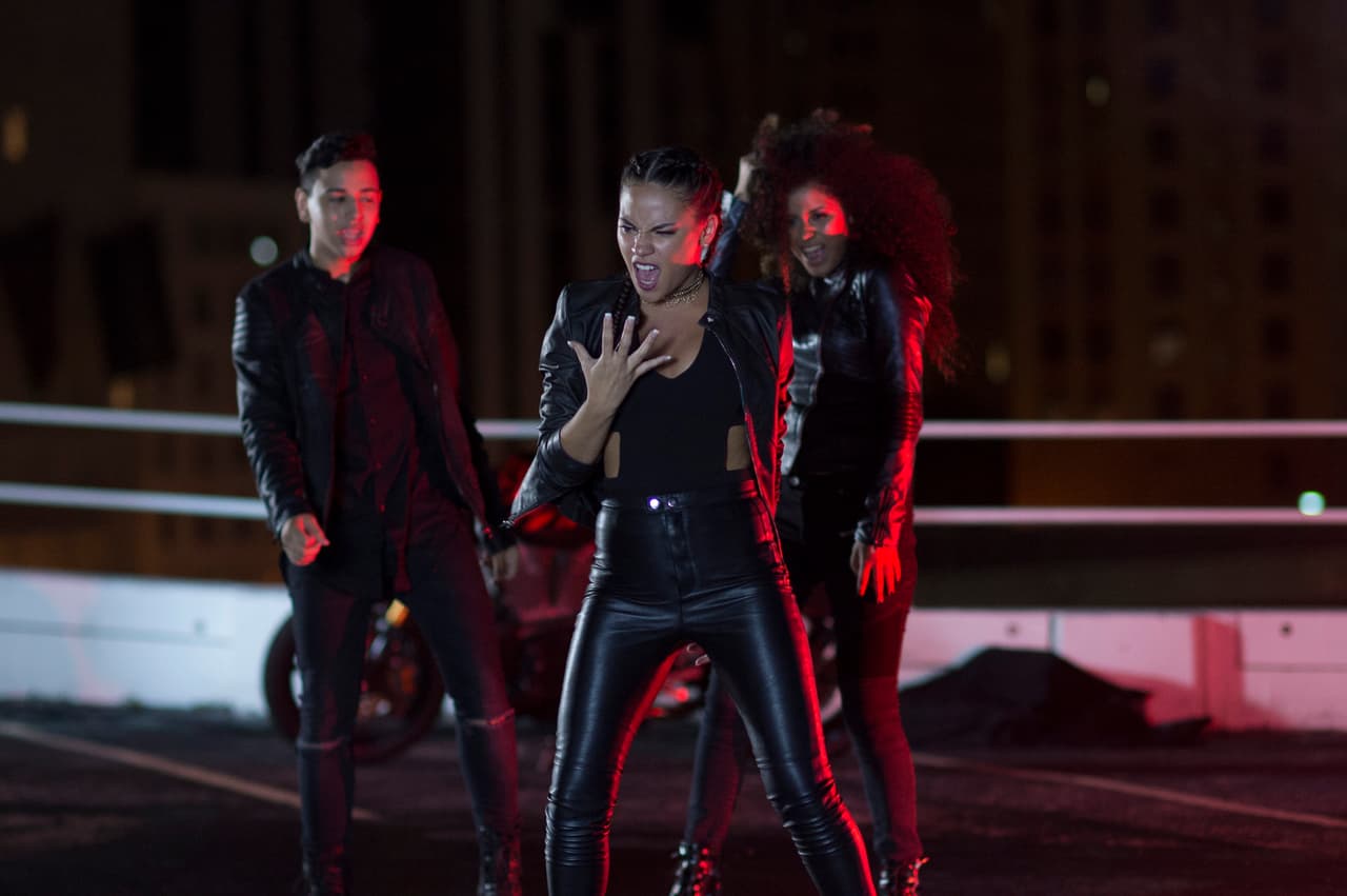 Jorge, Kevin, Garmandy, Aimeé, Megamy y April superaron los obstáculos que se presentaron en los ensayos y en la grabación del videoclip de "Rebelde". El resultado final fue un vídeo con fuerza y mucha pasión.