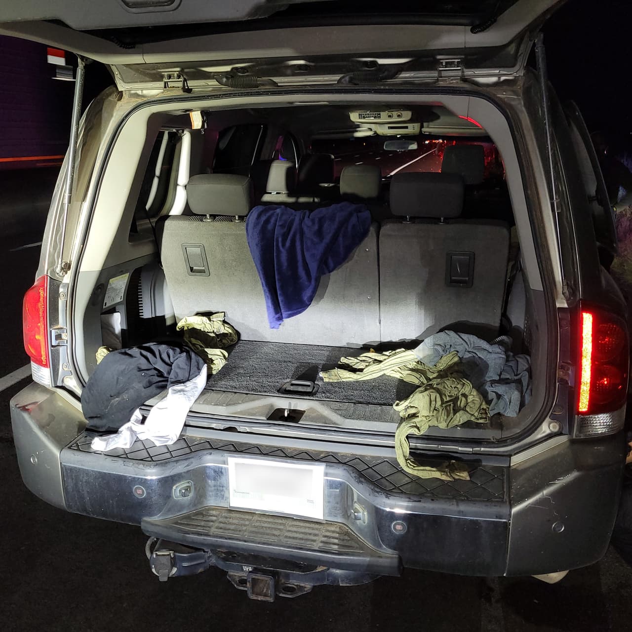 Agentes de la estación Casa Grande asistieron al sheriff del condado Pinal con una parada de vehículos en la I-10. Dos ciudadanos estadounidenses que traficaban a nueve ciudadanos guatemaltecos, todos fueron arrestados. Uno de los traficantes esta en la lista de los buscados por los U.S. Marshals y fue transferido a las autoridades del condado.