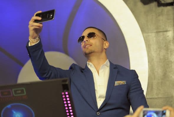 Nos encantan los selfies. We can't get enough of them! Y si no, pregúntenle a los que desfilaron la alfombra de Premios Juventud.