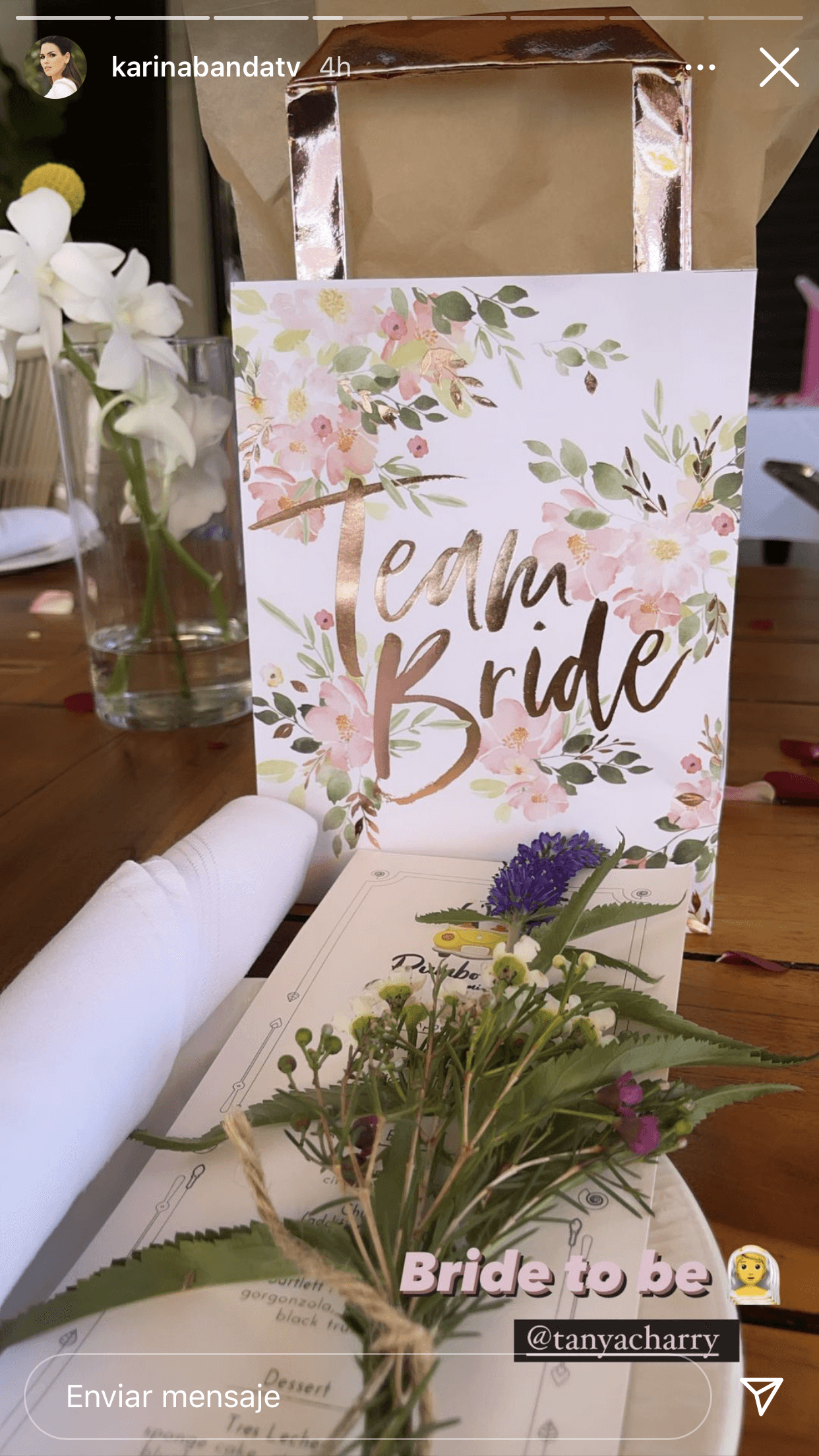 En cada mesa hubo detalles como el menú del banquete que se ofreció. 
<br>