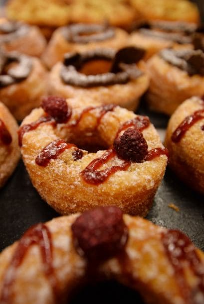 Con un toque de fruta silvestre, la dona toma otro nivel de sabor.