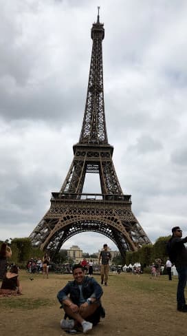 Alejandro Chabán viajó a París para celebrar que este día llega a los 37 años.