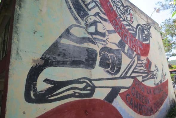 "Viva la unidad obrera campesina estudiantil", clama este mural en la escuela de Ayotzinapa.