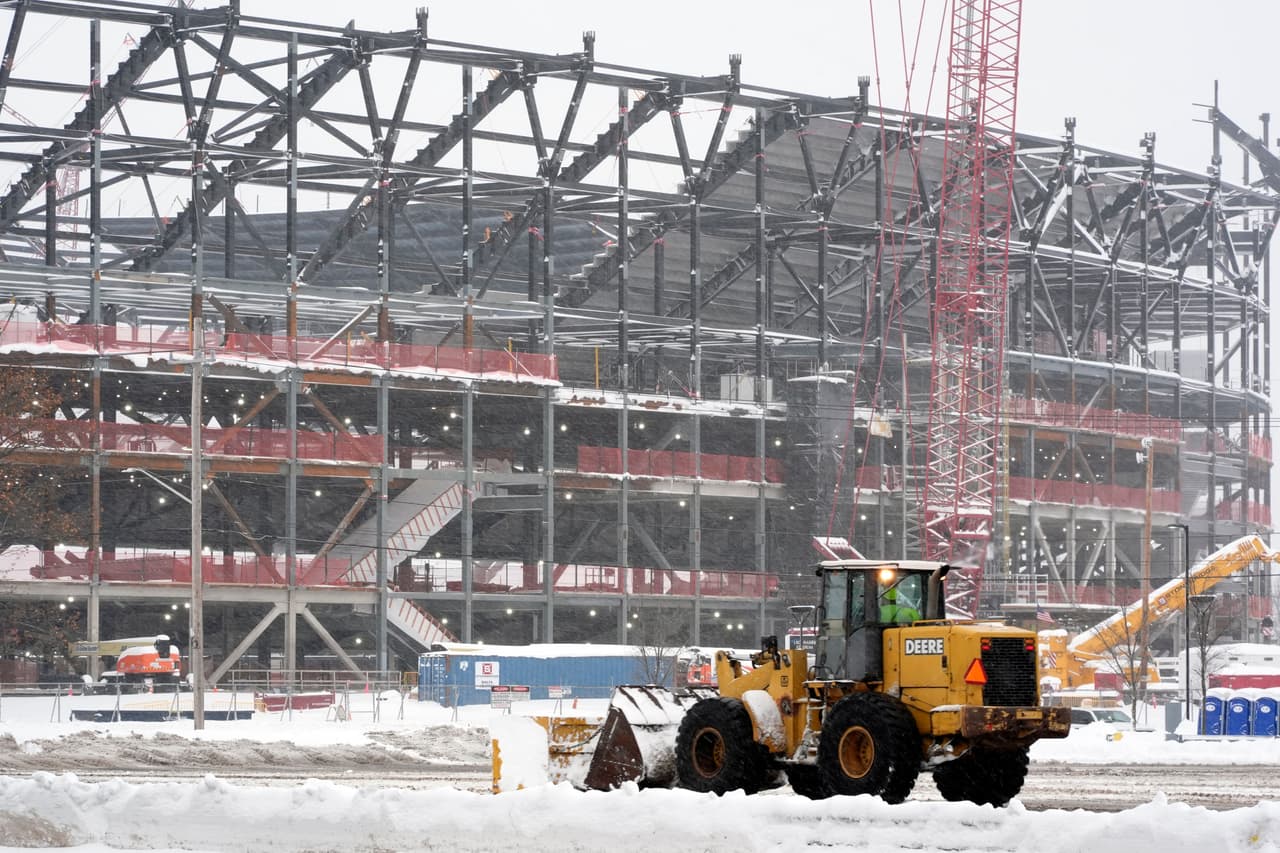 Para quienes asisten al juego, fotografías muestran zonas de asientos completamente cubiertas en nieve. Algunas áreas de estacionamiento también tienen varias pulgadas de nieve. 
<br>
<br>Los estacionamientos estén previstos para abrir a las 4:20 p.m. ET., informó la gobernadora de Nueva York, Kathy Hochul. 
<br>