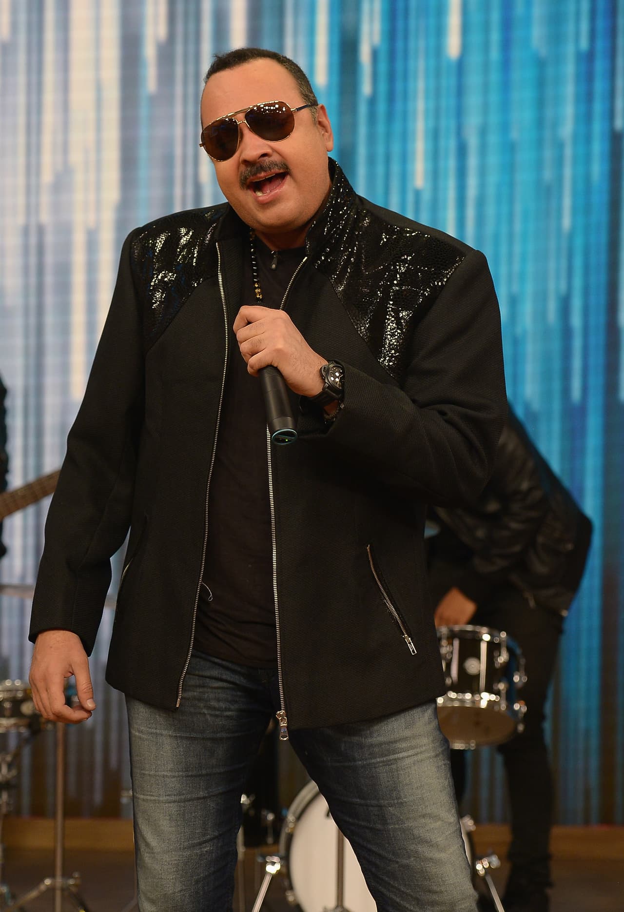 Pepe Aguilar es otro que está incluído en esta lista ya que desde hace más de 20 años vive felizmente enamorado.