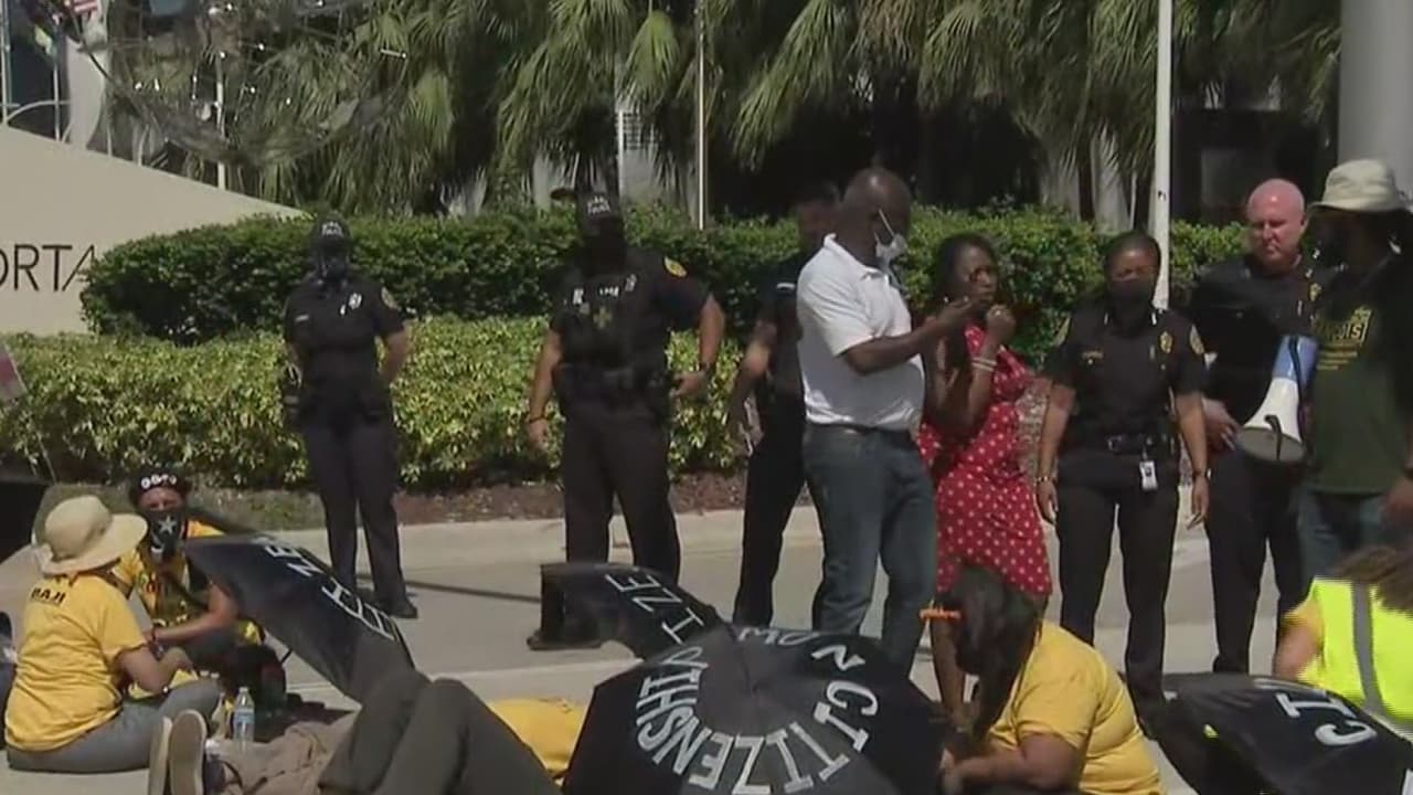 Durante la protesta, ciudadanos de países como 
<a href="https://www.univision.com/temas/venezuela">Venezuela,</a> también exigieron un estatus permanente.