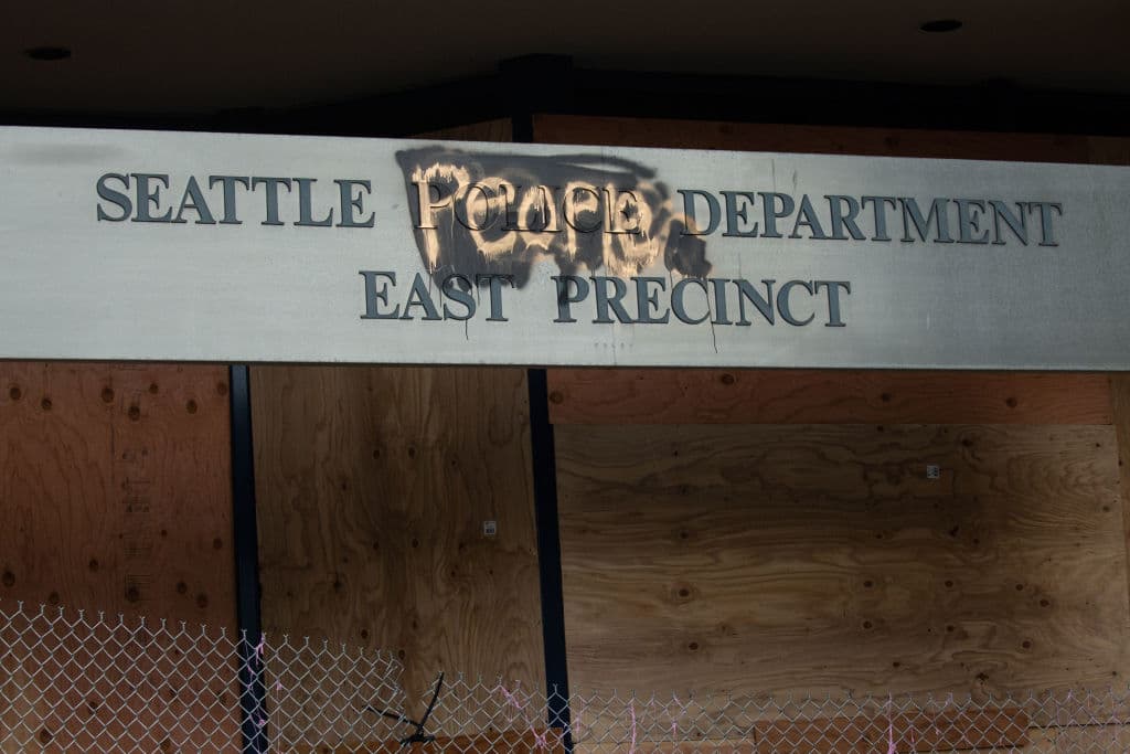 <b>La 'ocupación' de esta zona ocurrió después de que la policía abandonara su sede en el barrio,</b> tras violentos enfrentamientos con los manifestantes.