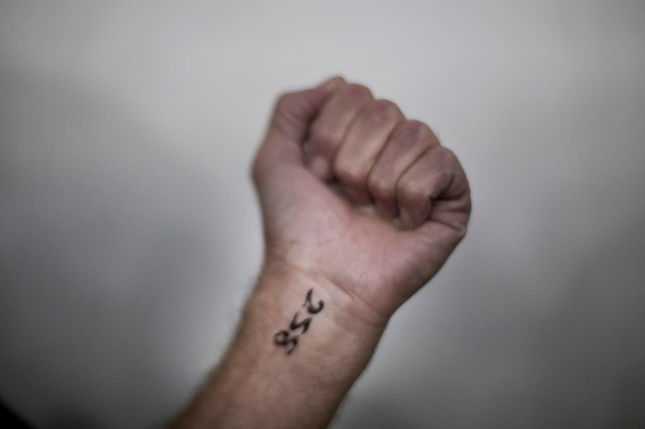 Las autoridades migratorias ecuatorianas marcaban con un número a quienes esperaban sellar su pasaporte para seguir su viaje.