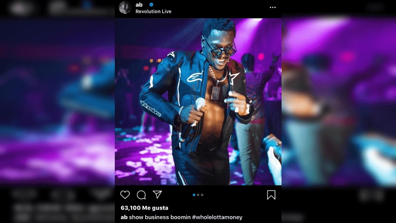 <b>Tiene el gusto por la música en las venas</b>
<br>A esto nos referimos, Antonio Brown goza al máximo cada que graba una cancóin.