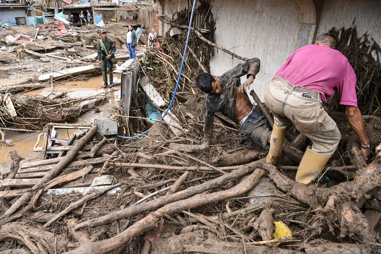 Además, de manera preliminar se contabilizaban 15 empresas afectadas, varias casas destruidas y la interrupción del servicio eléctrico tras casi tres horas de fuertes lluvias.
<br>