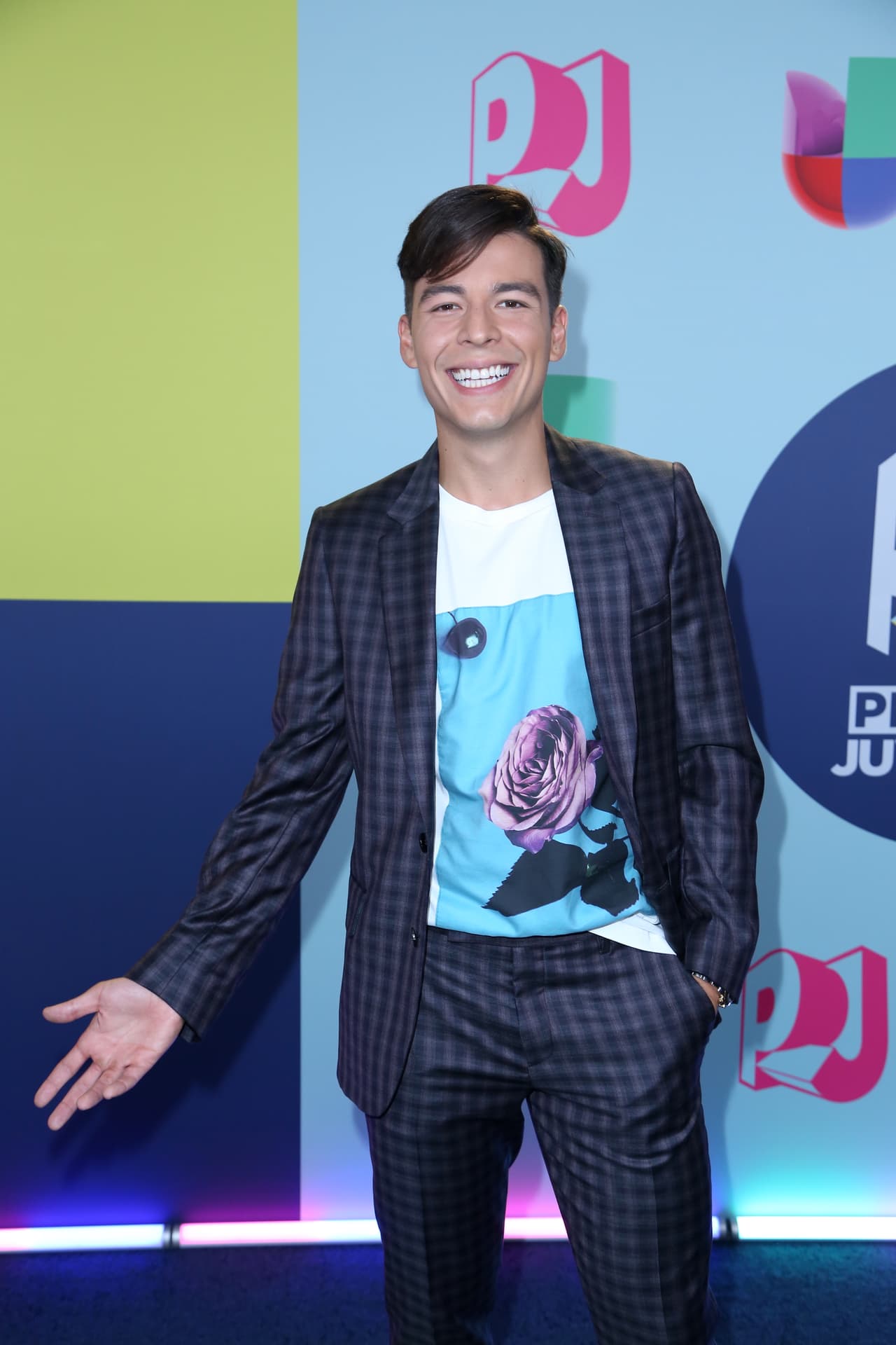 Manolo González Vergara, el otro host de Premios Juventud 2018, eligió un traje gris a cuadros que combinó con una playera estampada y tenis grises, conservando un estilo fresco para esta gala musical.
