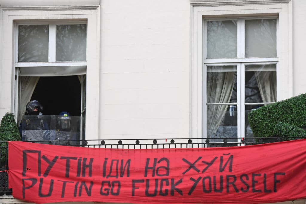 Oficiales de policía con equipo antidisturbios entraron a la residencia para sacar a los hombres encapuchados que permanecieron en el interior desde la noche del domingo, según informaron autoridades locales.