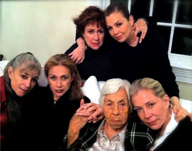En Mayo de 2011 murió Yolanda Miranda, madre de Laura y las hermanas Sodi, a consecuencia de un infarto fulminante. Esa noche, en la capilla ardiente, Ernestina, Gabriela, Federica, Laura y Thalía, acompañadas de su abuela Eva Mange, se tomaron esta fotografía.